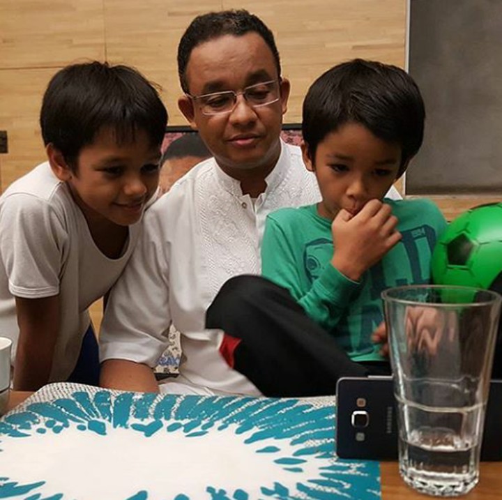 <p>Pulang kerja, Ayah Anies langsung dikerubuti putra-putranya. Hmm, lagi serius menyaksikan apa sih? (Foto: Instagram @aniesbaswedan)</p>