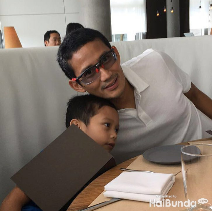 <p>Menemani makan putra bungsunya, Sulaiman yang lagi lapar, hi-hi-hi. (Foto: Instagram @sandiuno)</p>