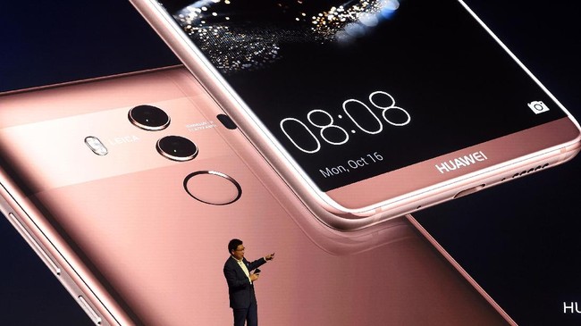Kamera ganda tengah menjadi tren. Huawei kabarnya malah tengah mengembangkan ponsel cerdas dengan tiga kamera yang berjajar di bagian belakang ponsel.