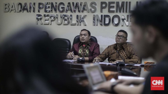 Ada sekitar total Rp14 miliar dana kampanye pasangan calon kepala daerah dalam Pilkada Serentak 2018 yang berasal dari luar rekening khusus kampanye.