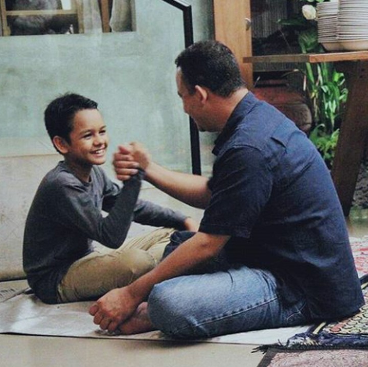 <p>Adu panco, siapa yang lebih kuat nih? He-he-he. (Foto: Instagram @aniesbaswedan)</p>