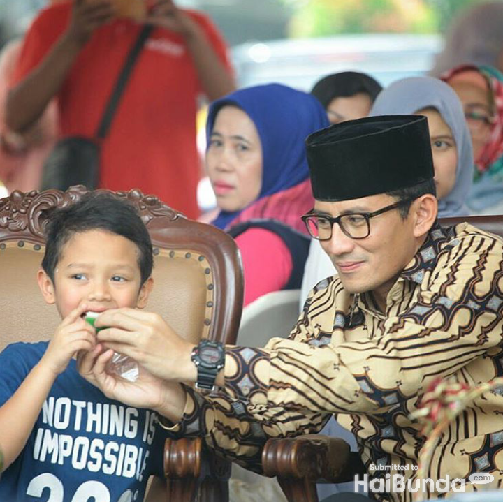 <p>Menyuapi si kecil, Sulaiman.  (Foto: Instagram @sandiuno)  </p>