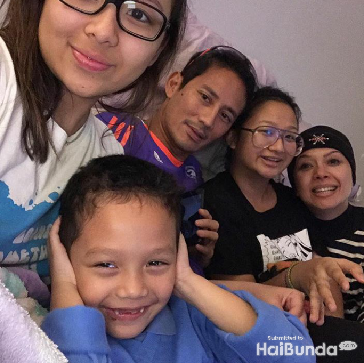 <p>Mengunjungi putri sulungnya, Atheera yang kuliah di Boston.  (Foto: Instagram @sandiuno)  </p>