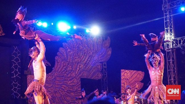 Berbagai tarian dan kekayaan budaya daerah mulai dari Sumatera hingga Papua tersaji di atas panggung Nusa Dua Theatre dalam acara bertajuk Devdan Show.