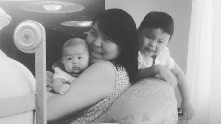Memberi dukungan untuk ibu menyusui dilakukan bunda dua anak ini dengan mengolah daun bangun-bangun.