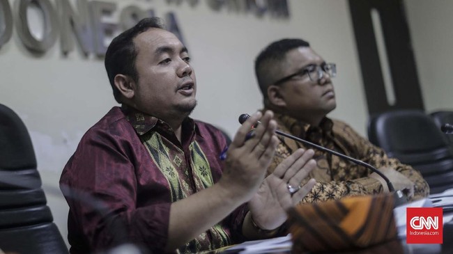 Anggota Badan Pengawas Pemilu (Bawaslu) Koordinator Divisi Pengawasan Sosialisasi Mochammad Afifudin bersama Anggota Bawaslu Koordinator Divisi Hukum Fritz Edward Siregar (kanan)memberikan keterangan kepada media terkait Hasil Pengawasan Tahapan Pendaftaran Parpol Peserta Pemilu 2019 di Media Center Bawaslu , Jakarta, Selasa (17/10). Dalam keterangannya Bawaslu menemukan tiga temuan terkait proses input data Sistem Informasi Partai Politik (SIPOL) oleh parpol yang diterapkan KPU yaitu 