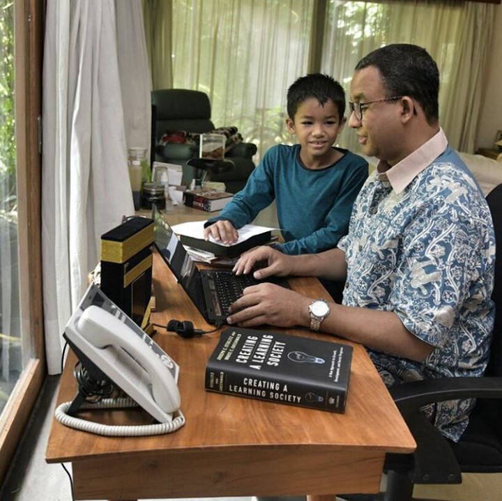 <p>Ditemani putranya, Ismail, Anies mengetik naskah pidato pelantikannya sebagai gubernur. (Foto: Instagram @aniesbaswedan)  </p>