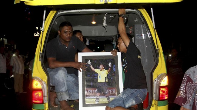 Bantuan untuk keluarga mendiang kiper Persela Lamongan, Choirul Huda, terus mengalir. Salah satu bantuan diberikan untuk kedua anak Choirul.