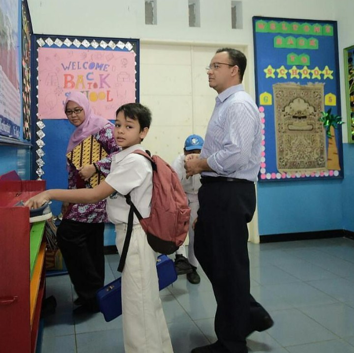 <p>Seperti orang tua lainnya, Anies juga mengantar anaknya di hari pertama masuk sekolah. (Foto: Instagram @aniesbaswedan)</p>