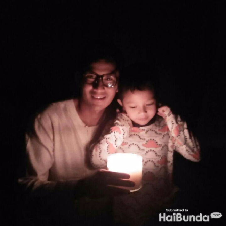 <p>Merayakan Earth Hour bersama sang buah hati.  (Foto: Instagram @sandiuno)  </p>