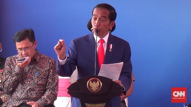 Presiden Jokowi meminta semua pihak kembali ke perundang-undangan untuk menjawab polemik izin Presiden terkait pemeriksaan Ketua DPR Setya Novanto.