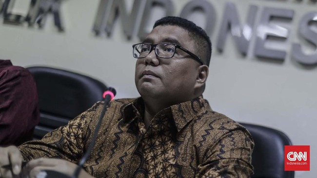 Bawaslu sedianya akan meminta klarifikasi terhadap tiga stasiun televisi itu terkait penayangan iklan yang diduga kampanye partai politik.