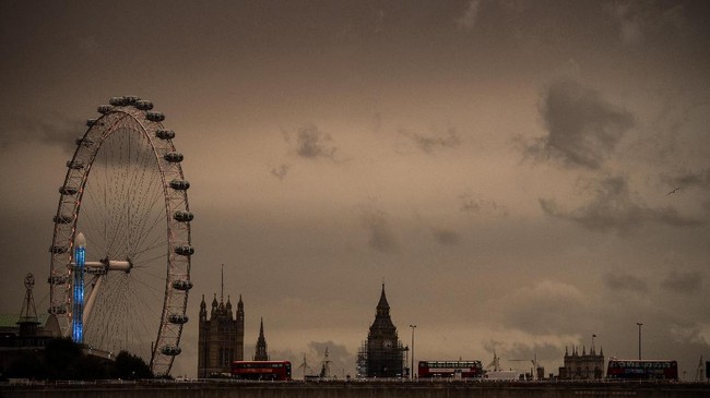 Dari London Eye hingga Empire State Building di New York, bangunan-bangunan penting dunia turut menunjukkan penghormatan pada Ratu Elizabeth II yang mangkat.