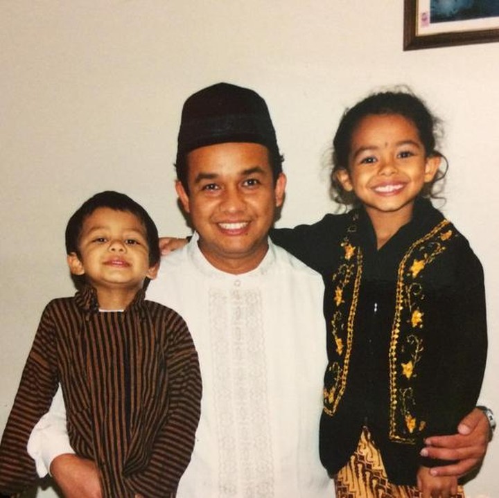 <p>Berpose bareng Ayah Anies dan adik memakai baju adat Jawa. Senyum gadis yang akrab disapa Tia ini manis ya. (Foto: Instagram/ @mutiarabaswedan)</p>