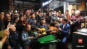 VIDEO: Jokowi Nikmati Lantunan Musik Country