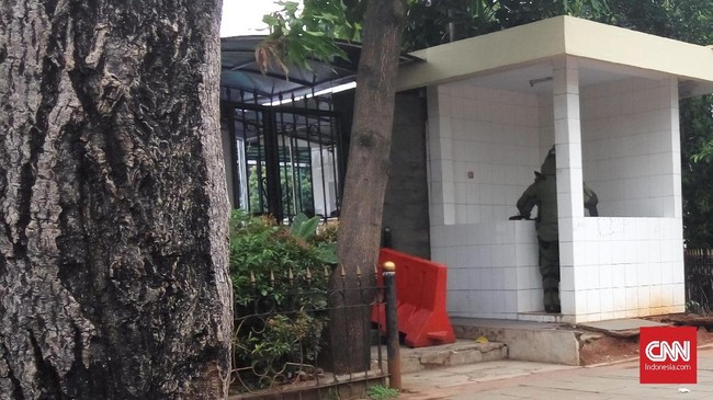 Pedagang sekitar pos jaga tempat ditemukannya dua tas mencurigakan mengatakan pos sering dipakai berteduh oleh warga yang melintas saat hujan.