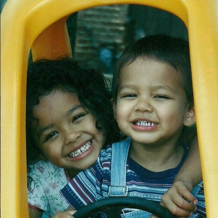 <p>Naik mobil mainan sama Mikail! Kakak dan adik sama-sama nggemesin. (Foto: Instagram/ @mutiarabaswedan)</p>