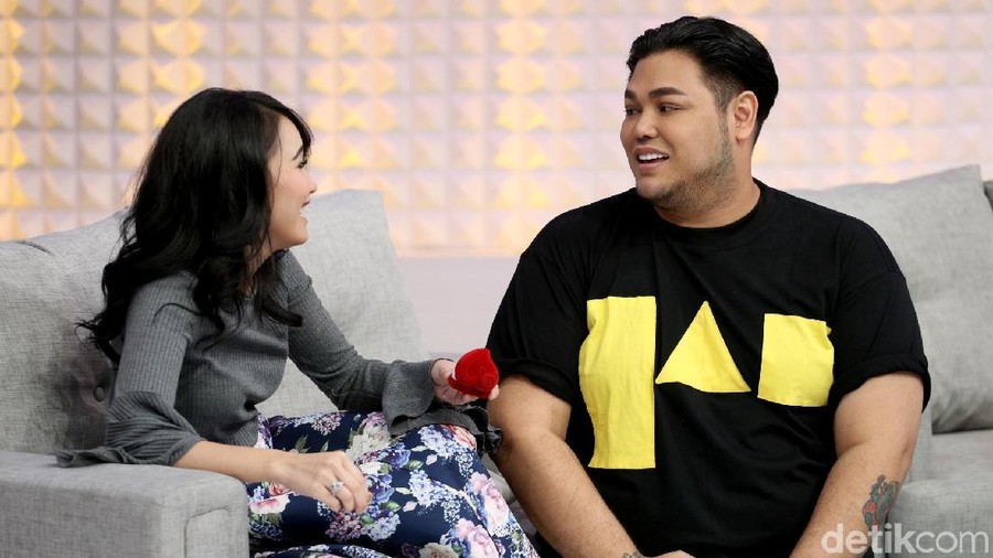 Ayu Ting Ting saat diberikan cincin oleh Ivan Gunawan di acara Brownis.