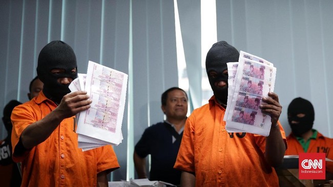 Polisi menangkap seorang residivis uang palsu saat bersembunyi di gua Taman nasional Baluran. Dia sembunyi di gua karena mengikuti petunjuk 'orang pintar'.