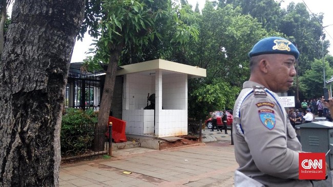 Polisi mengamankan seorang pria yang diduga berasal dari Malaysia dalam kaitannya dengan penemuan tas mencurigakan di pos polisi Mapolda Metro Jaya, Jakarta.