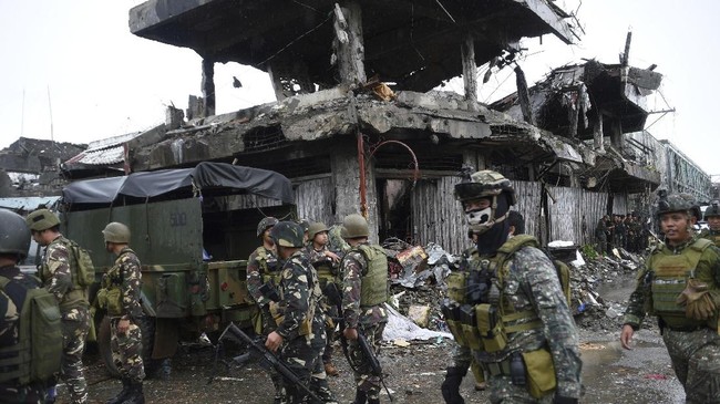 Angkatan bersenjata Filipina terus berusaha membebaskan tiga warga negara Indonesia yang ditawan kelompok bersenjata Abu Sayyaf.