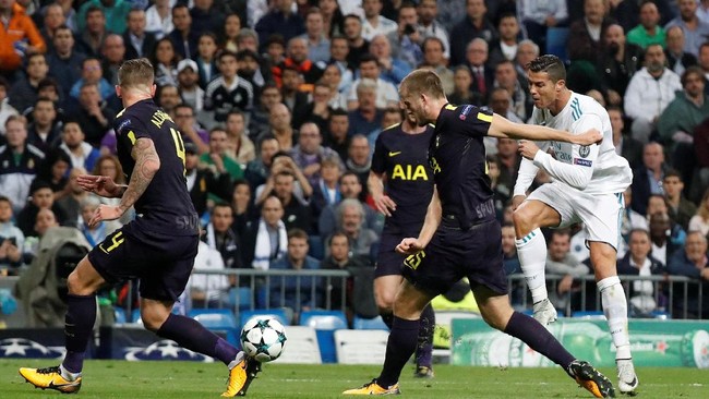 Cristiano Ronaldo berhasil menggagalkan keunggulan Tottenham Hotspur atas Real Madrid pada babak pertama. Kedua tim bermain imbang 1-1.
