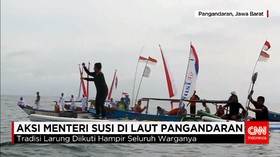 Menteri Susi Meloncat dari Perahu dan Bermain Kano di Laut