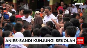 Anis-Sandi Berkunjung ke Sekolah Dasar