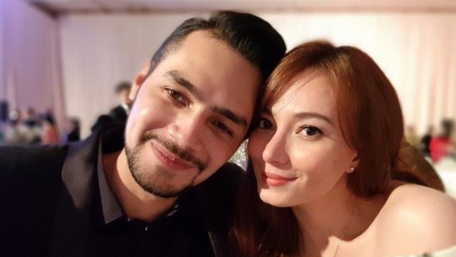 6 Artis pindah agama karena mengikuti pasangannya.