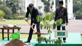 Jokowi Ajak Emir Qatar Tanam Pohon di Istana Bogor