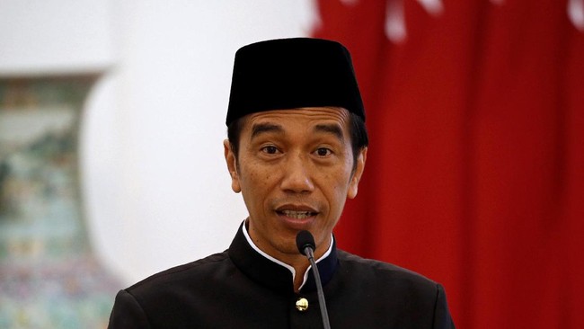 Jokowi menemui Andy Tabursala, pengusaha kayu asal Indonesia yang telah menetap di Filipina selama lebih dari 28 tahun.