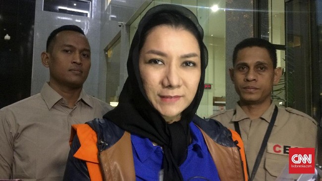 Bupati Kukar Rita Widyasari membeberkan setoran duit dari pemilik PT CGA, Ichsan Suadi ke Komisaris PT MBB, Khairudin yang disebut-sebut tangan kanan Rita.