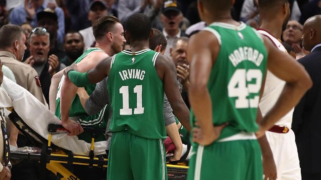 FOTO: Insiden Patah Kaki Pemain Boston Celtics Gordon Hayward