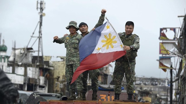 Militer Filipina membebaskan warga Inggris Alan Hyron, bersama istrinya, Wilma yang disandera kelompok Abu Sayyaf selama dua bulan terakhir.