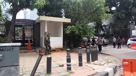 VIDEO: Tas Mencurigakan Berisi Baju di Depan Polda Metro Jaya