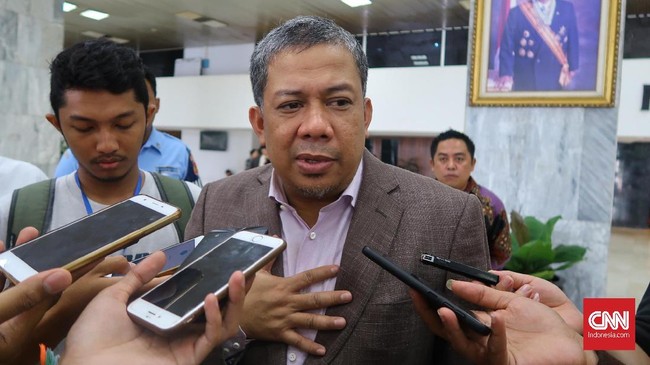 Fahri Hamzah mendesak Golkar segera menyerahkan nama calon Ketua DPR pengganti Setya Novanto agar kinerja pimpinan DPR bisa lebih optimal di parlemen.