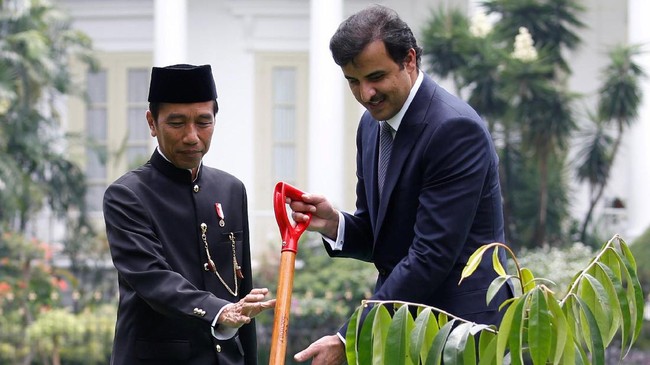 Presiden Joko Widodo menerima kunjungan resmi Emir Qatar Sheikh Tamim bin Hamad Al Thani untuk membahas penguatan kerja sama infrastruktur dan pariwisata.