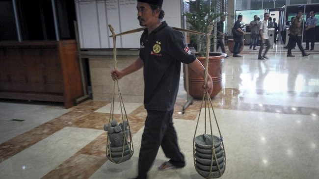 Mahkamah Konstitusi menolak permohonan Tajudin, pedagang cobek yang sempat terjerat dugaan kasus eksploitasi anak dengan mempekerjakan bocah di bawah umur