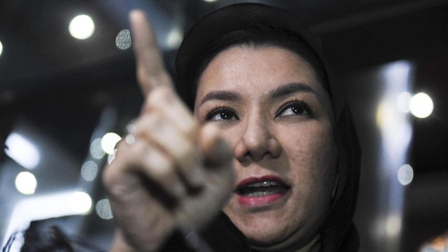 KPK menyita 40 tas bermerek dan barang mewah lainnya dari hasil penggeledahan dalam kasus dugaan cuci uang Bupati nonaktif Kutai Kartanegara Rita Widyasari.