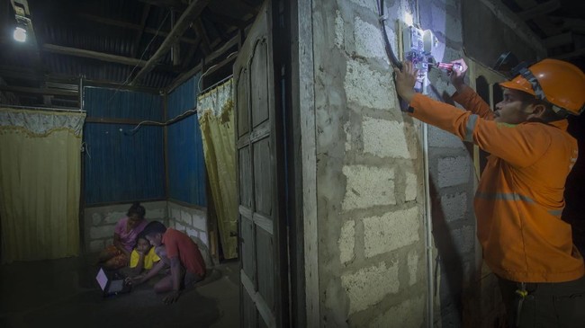 Tak jadi menghapus golongan listrik 900 VA, PLN diperkirakan bisa menghemat 60 persen anggaran yang semua dibutuhkan untuk penyederhanaan golongan listrik.