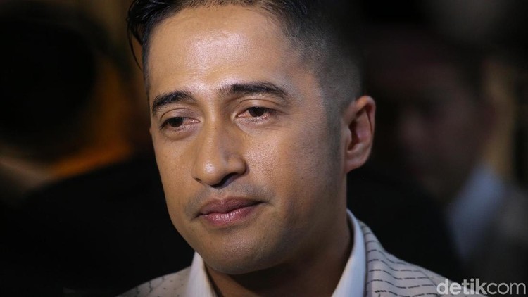 Irfan Hakim bersedih karena kehilangan 31 ekor ikan peliharaannya. Kerugian Irfan ditaksir mencapai hingga ratusan juta rupiah, Bunda.