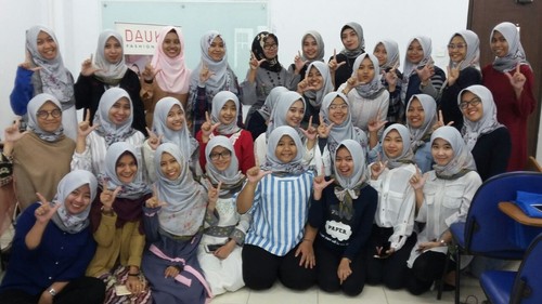 Mahasiswi Kampus Internasional Tampil Modis dengan Hijab Modern Mahasiswi Kampus Internasional Tampil Modis dengan Hijab Modern