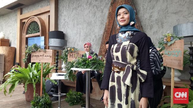 Jalan Indonesia untuk menjadi kiblat modest fashion atau pakaian sopan dan tertutup di dunia, tampaknya masih panjang dan butuh banyak nama baru.