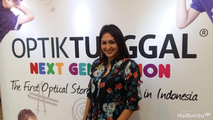 Pasangan Donna Agnesia dan Darius Sinathrya punya cara supaya sang anak nggak kebanyakan main gadget, Bun. Apa ya?