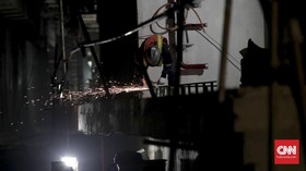Parapet Proyek MRT di Wijaya II Jatuh Lukai Pengguna Jalan