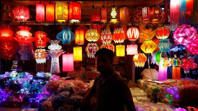 Waktu terbaik untuk berkunjung ke Delhi ialah sepanjang bulan Oktober sampai Maret karena cuacanya terbilang sejuk.