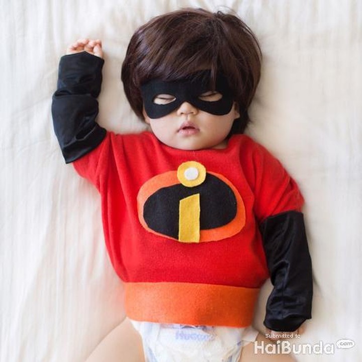 <p>Biar pakai popok, Joey yang sekarang jadi salah satu anggota The Incredibles, siap menumpas kejahatan, kok. He-he-he. (Foto: Instagram/ @lauraiz)</p>