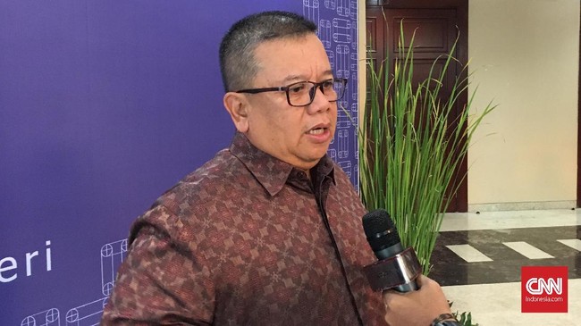 Komisi XI DPR menyoroti potensi konflik kepentingan calon anggota BPK Harry Zacharias Soeratin yang masih menjabat Sekretaris Ditjen Perimbangan Keuangan.