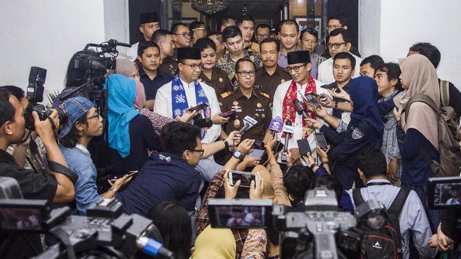 Kepala Kejaksaan Tinggi DKI Jakarta Tony Spontana mengingatkan Anies-Sandi agar 119 proyek di DKI Jakarta bebas dari penyimpangan yang bisa merugikan negara.