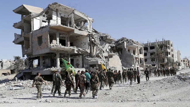 Komandan pasukan Kurdi di Suriah, Mazloum Kobani, yakin "kekhilafahan" kelompok militan ISIS di negara itu akan dikalahkan dalam waktu satu bulan.
